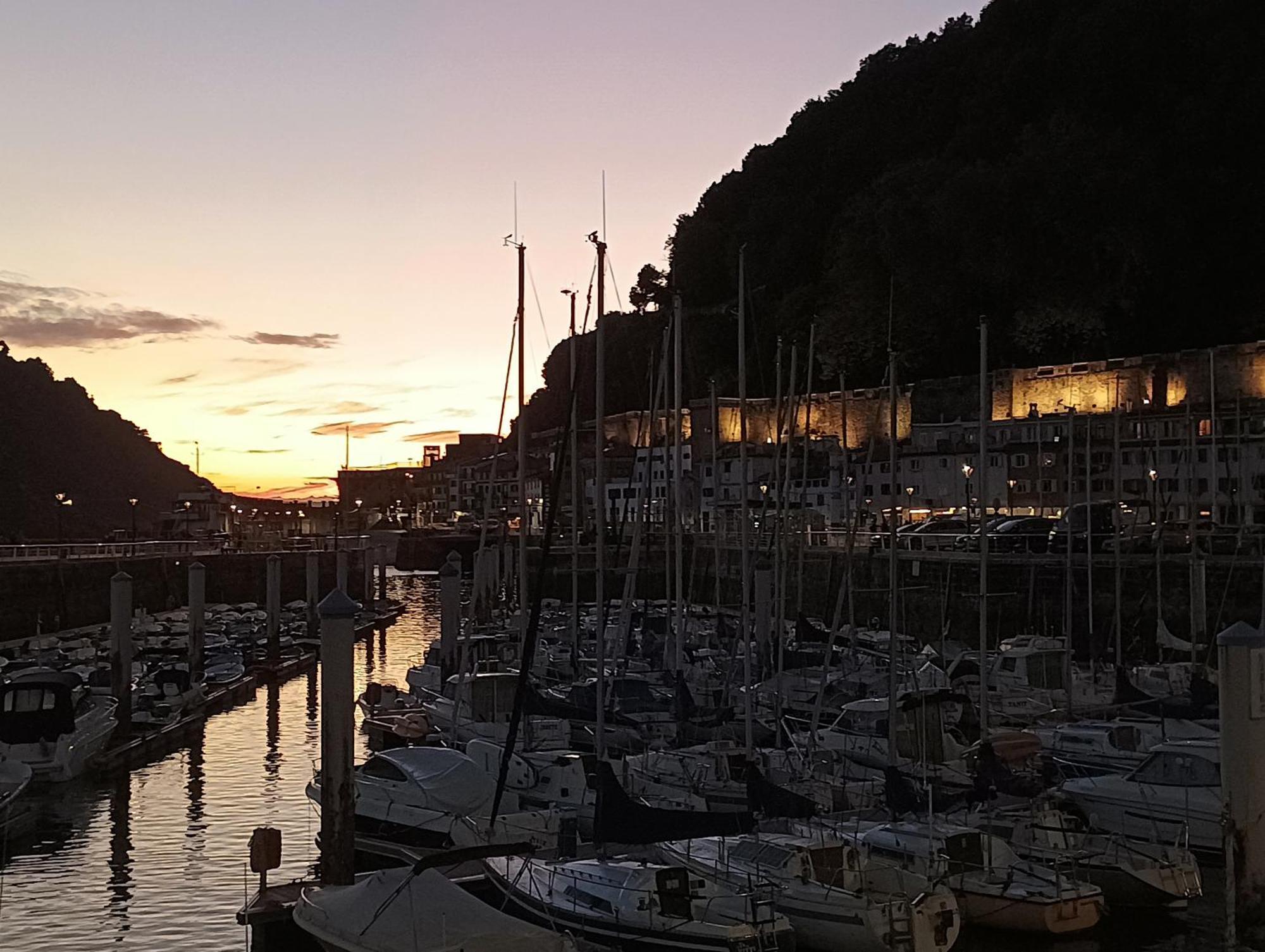Con Vistas En El Puerto De Donostia San Sebastian